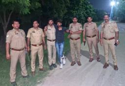 बिसरख पुलिस और शातिर वाहन चोर के बीच मुठभेड़, बदमाश गोली लगने से घायल