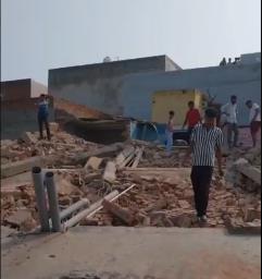 दादरी में निर्माणाधीन इमारत भरभरा कर गिरी