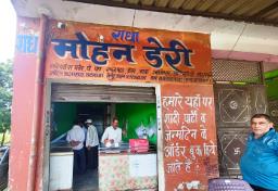 नोएडा में मिलावटी दूध और पनीर के खिलाफ छापेमारी, नमूने जांच के लिए भेजे