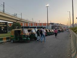 फिटनेस एक्सपायर, फिर भी नोएडा की सड़कों पर फर्राटा भर रहे ऑटो, यात्रियों की सुरक्षा पर खतरा