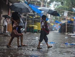 दिल्ली-एनसीआर में झमाझम बारिश, गर्मी से राहत