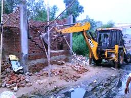 बसई गांव में अवैध निर्माण हटाने गई प्राधिकरण टीम से अभद्रता, अधिकारी से मारपीट का आरोप