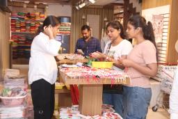 रक्षाबंधन की रौनक: बाजारों में छाई राखियों की चमक, कस्टमाइज्ड और कार्टून राखियों की  मांग