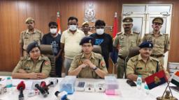 नोएडा में 12 लाख रुपये की ठगी: छोटे नोट के नाम पर रचा गया बड़ा खेल, 3 लग्जरी कारें और 4.83 लाख कैश बरामद