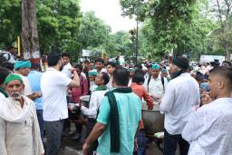 नोएडा-ग्रेटर नोएडा: विभिन्न स्थानों पर जुटने लगी किसानों की भीड़,  ट्रैफिक बाधा