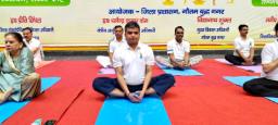 गौतमबुद्ध नगर जिला प्रशासन की ओर से अंतर्राष्ट्रीय योग दिवस 2025 का भव्य आयोजन