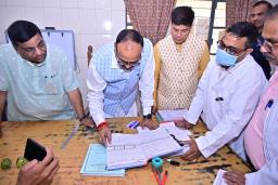 बरेली: जिला अस्पताल में निरीक्षण के दौरान डिप्टी सीएम बृजेश पाठक ने जताई नाराजगी, अधिकारियों को फटकार