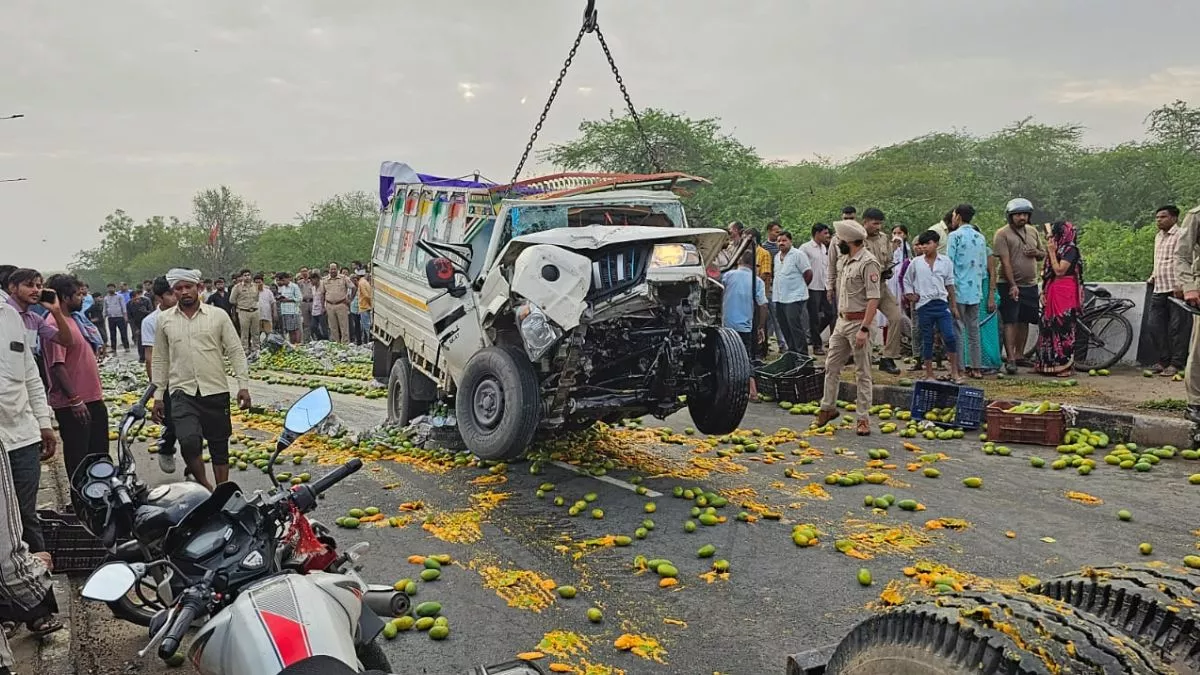 आगरा में भीषण सड़क हादसा: वॉक कर रहे तीन लोगों समेत चार की मौत 