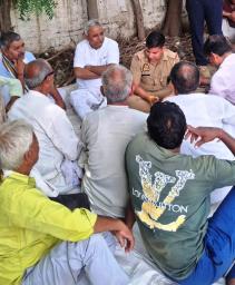 ग्रेटर नोएडा: किसानों ने यूनिवर्सिटी के खिलाफ किया प्रदर्शन