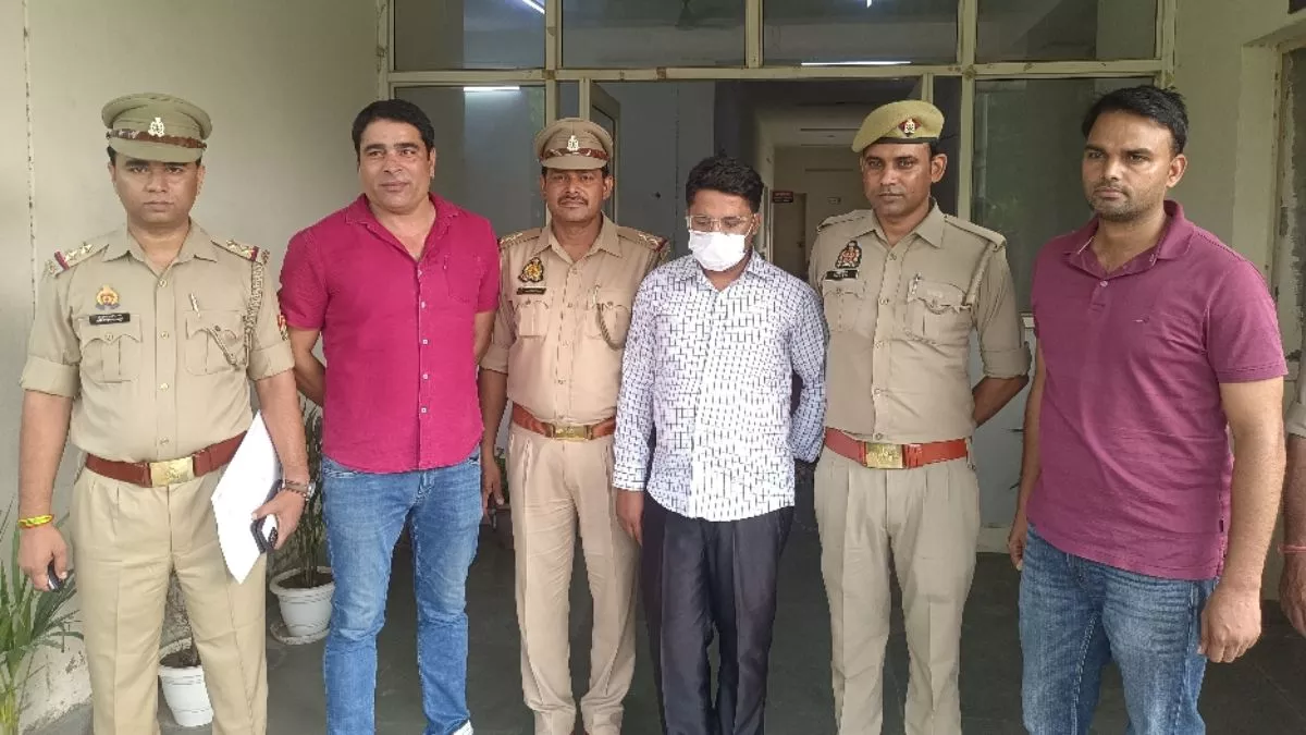 नोएडा: 12 करोड़ की फ्लैट धोखाधड़ी का आरोपी प्रकाश झा गिरफ्तार, चार साल से था फरार