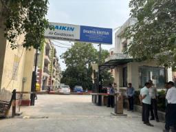 नोएडा में पुलिस चौकी के सामने ही लाखों की चोरी, सुरक्षा व्यवस्था पर उठे सवाल