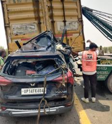 लखनऊ-आगरा एक्सप्रेसवे पर दर्दनाक हादसा: तेज रफ्तार XUV कंटेनर में घुसी, मां-बेटी समेत चार की मौत