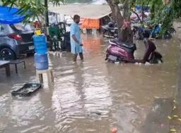 दोपहर की बारिश ने ग्रेटर नोएडा में बढ़ाई लोगों की मुश्किलें, DM ऑफिस सहित कई इलाकों में जलभराव