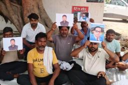 नोएडा में सफाई कर्मचारियों का धरना; प्रशासन पर उदासीनता का आरोप