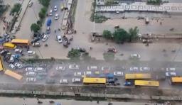 ग्रेटर नोएडा वेस्ट: सेक्टर 16B स्थित ग्रीन आर्च अपार्टमेंट के सामने जाम से लोग परेशान, स्कूल बसें भी फंसीं