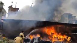 भीषण आग से खाक हुआ गद्दों का गोदाम, लाखों का नुकसान