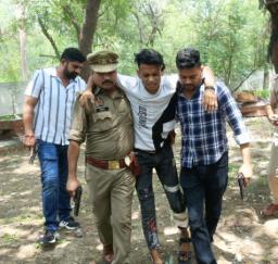 नोएडा में मुठभेड़ के बाद लुटेरा घायल, बोला – अब कभी नहीं आऊंगा नोएडा, साहब छोड़ दो