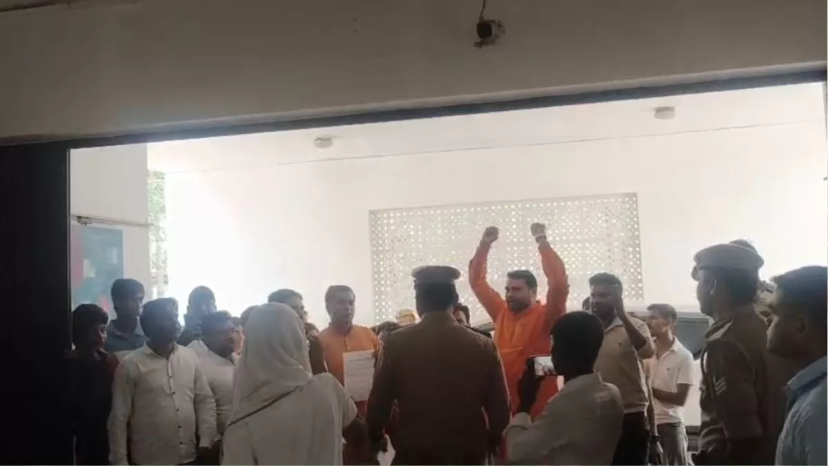 नोएडा पुलिस पर हमला: गाजियाबाद में आरोपियों के एनकाउंटर की उठी मांग, हिंदू जागरण मंच ने किया प्रदर्शन