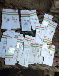 ग्रेटर नोएडा में लापरवाही की हद: दनकौर पोस्ट ऑफिस के बाहर नाली में बहते मिले सैकड़ों आधार कार्ड