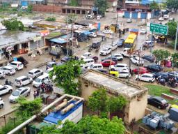 तेज बारिश से शहर की रफ्तार थमी, अंडरपासों में पानी, घंटों तक फंसे लोग