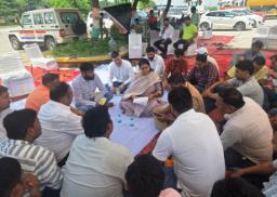 ट्रक ट्रांसपोर्ट यूनियन का ओवरलोड बाहरी वाहनों के खिलाफ प्रदर्शन