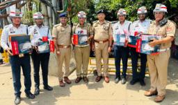 ट्रैफिक पुलिसकर्मियों को मिला 