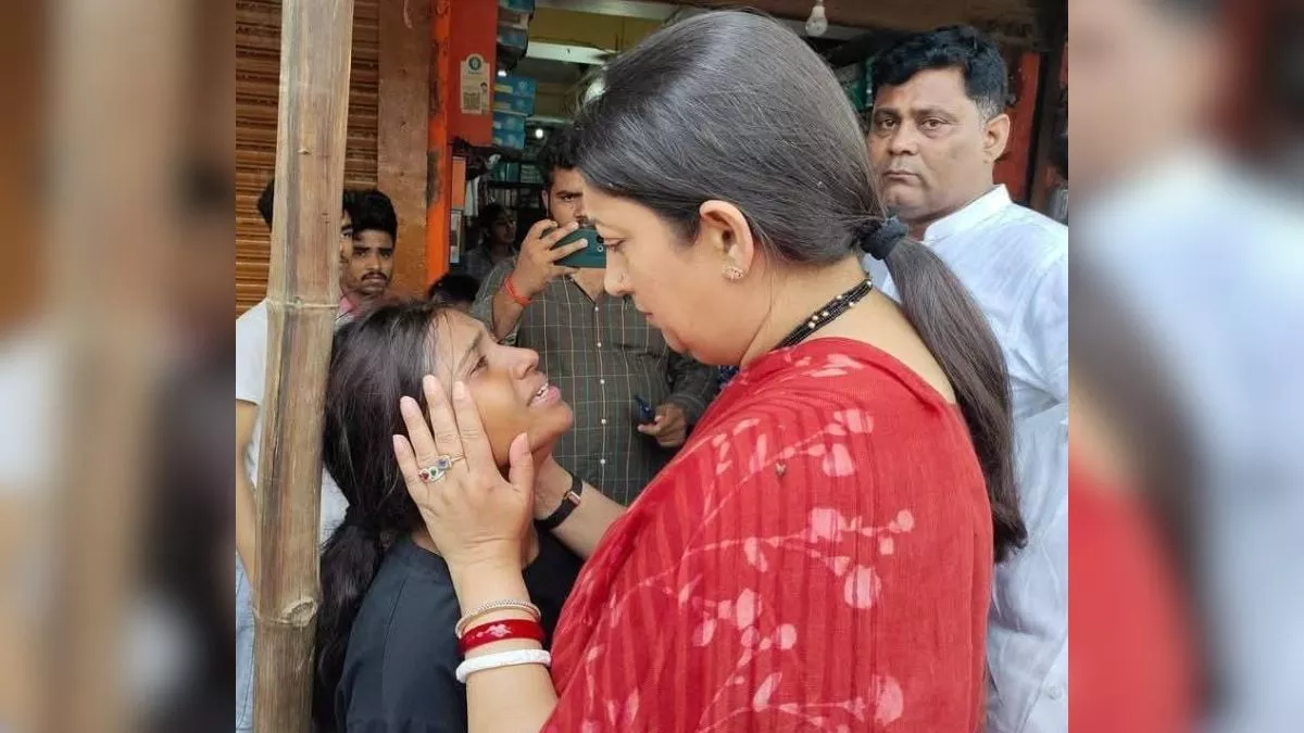 अमेठी: पराजय के बाद पहली बार पहुंचीं स्मृति इरानी, गंगा हादसे में मृतकों के परिजनों से की मुलाकात
