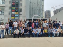 नोएडा: गुलशन वेलिना के निवासियों का मेंटेनेंस चार्ज बढ़ोतरी के खिलाफ प्रदर्शन