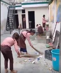 सरकारी प्राथमिक स्कूल में बच्चों से झाड़ू लगवाया गया, वीडियो वायरल, शिक्षा विभाग मौन