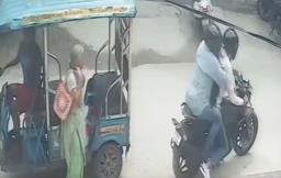 नोएडा में दिनदहाड़े बुजुर्ग महिला से चेन स्नैचिंग, CCTV में कैद हुई पूरी वारदात — घर के सामने भी सुरक्षित नहीं लोग