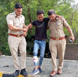 सेक्टर-58 में पुलिस और बदमाश के बीच मुठभेड़, लूट का आरोपी घायल अवस्था में गिरफ्तार