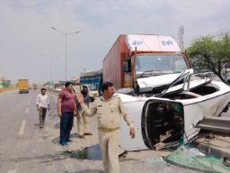 ग्रेटर नोएडा: तेज रफ्तार ट्रक ने सेंट्रो कार को मारी जोरदार टक्कर, तीन लोग घायल