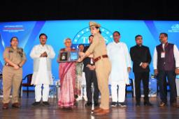 राज्यपाल आनंदी बेन पटेल बोलीं – पुलिस का सम्मान, समाज की सुरक्षा की बुनियाद है