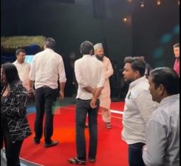 नोएडा डिबेट शो में सपा कार्यकर्ताओं ने मौलाना साजिद रशीदी को मारा थप्पड़, डिंपल यादव पर टिप्पणी से भड़का विवाद