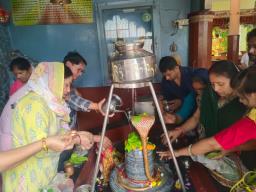 सावन की शुरुआत के साथ ही शिवभक्ति में रंगा नोएडा, मंदिरों में श्रद्धालुओं की भीड़