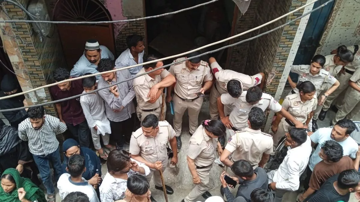 सुंदर नगरी हादसा: सीएनजी सिलेंडर फटने से झुलसे सगे भाइयों साकिब और अब्बास की इलाज के दौरान मौत, तीसरे भाई की हालत नाज़ुक