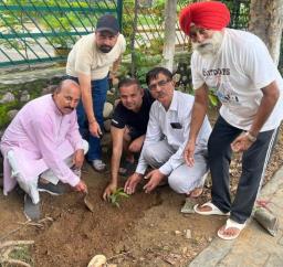 अल्फ़ा महेन्द्रू ने मनाया वनोत्सव सूर्या एनकलेव के रोज़पार्क में किया पौधारोपण