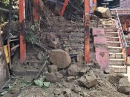 प्रसिद्ध बाबा बालक नाथ मंदिर के पास भूस्खलन! पहाड़ी से मलबा सीढ़ियों पर गिरा ( घटना का वीडियो )