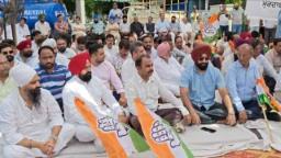 जालंधर में नगर निगम ऑफिस के बाहर कांग्रेस का प्रदर्शन, MLA बावा हेनरी बोले -करप्शन का अड्डा बन चुका है कॉरपोरेशन