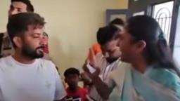 गेंहू के वितरण में हो रही थी धांधली, इंप्रूवमेंट ट्रस्ट की चेयरपर्सन राजविंदर कौर थियाड़ा ने लगाई व्यक्ति की क्लास