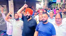फगवाड़ा गेट मार्केट में छापेमारी के विरोध में दुकानदारों द्वारा रोष मार्च निकाला, गरमाया माहौल, शहर बंद करवाने की दी चेता