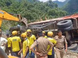 उत्तराखंड में हो गया बड़ा हादसा, कांवड़ियों से भरा ट्रक पलट गया, 3 लोगों की हुई मौत