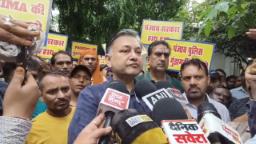 कर्मचारियों ने Promix फैक्ट्री पर लगाए मारपीट के आरोप, तख्तियां पकड़कर पुलिस कमिश्नर के ऑफिस के बाहर किया प्रदर्शन