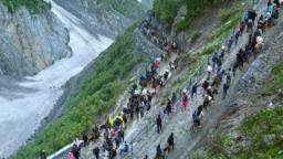 जम्मू-कश्मीर में अमरनाथ यात्रा स्थगित, पहलगाम और बालटाल में रोके गए यात्री, सुरक्षा कारणों से प्रशासन ने लिया फैसला 