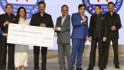 अनिल कपूर ने डॉ. धर्मेंद्र कुमार को ₹75 लाख का चेक भेंट किया, फ्री मेडिकल कैंप के लिए मिला सम्मान