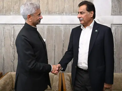 जयशंकर-सादिक की मुलाकात: ढाका में हाथ मिलाना बना कूटनीतिक संकेत