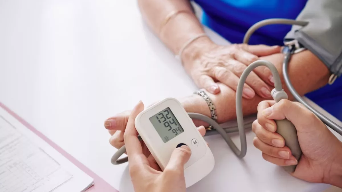 Blood Pressure : सर्दियों में क्यों बढ़ता है ब्लड प्रेशर ?