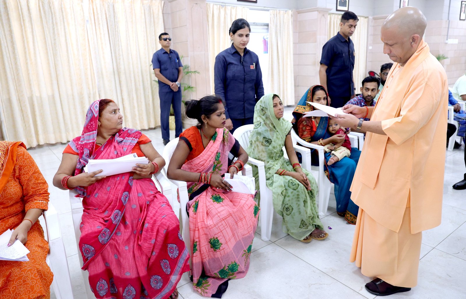 Yogi Adityanath Janata Darshan: मुख्यमंत्री योगी ने 