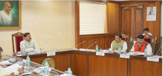 नदी में तेज बहाव में बही कार: व्यापारी की मौत, कार निकालने के लिए तोड़ा पुल