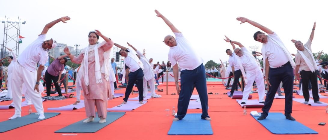 International Yoga Day Ahmedabad 2025: मुख्यमंत्री के साथ हजारों लोगों ने किया योग, अहमदाबाद में दिखी नई ऊर्जा